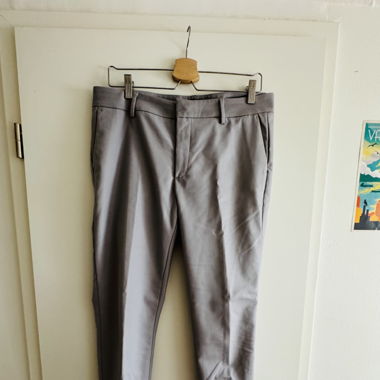 Silberig, graue Hose