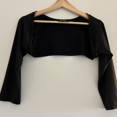 Bolero nero con maniche a metà lunghezza