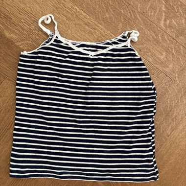 Top a righe con spalline spaghetti