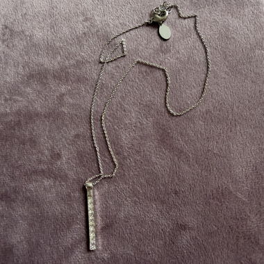 Collier mit silberfarbener Stab‑Anhänger