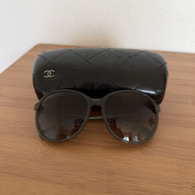 Lunettes de soleil Chanel avec étui