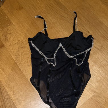 Body schwarz mit metal Ketten