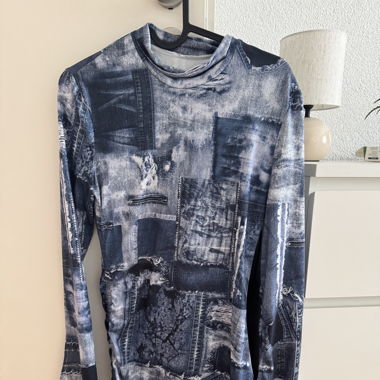 Figurbetontes Kleid mit Denim Muster 