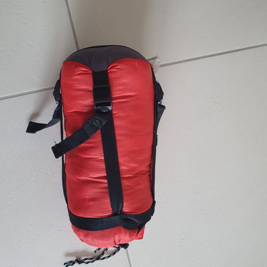 Sac de couchage léger rouge et gris