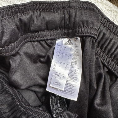 Schwarze Adidas-Shorts