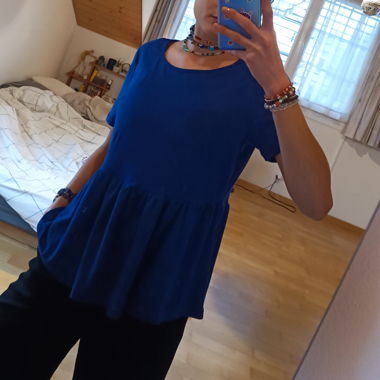 Blaues T Shirt mit Flare