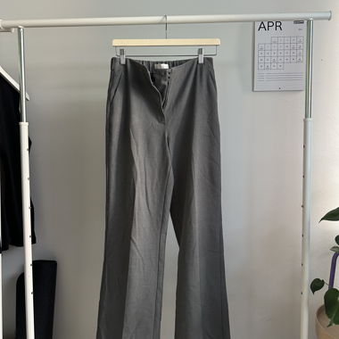 Graue Stoffhose
