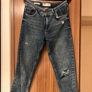 Skinny jeans mit Rissen 