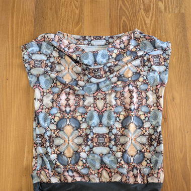 Besonderes Shirt mit Wasserfall-Ausschnitt, Gr. M