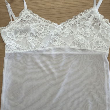 Haut en dentelle blanche transparent atténué