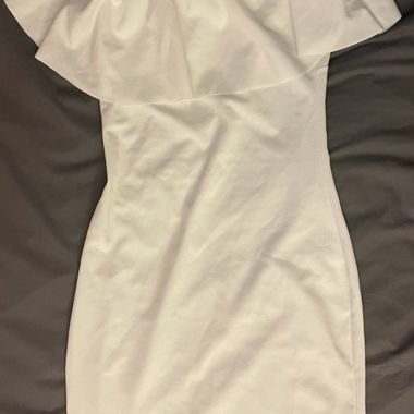 Abito bianco con spalle scoperte
