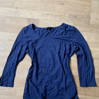 Dunkelblauer Pulli