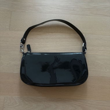 Schultertasche in schwarz
