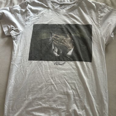 T-shirt blanc imprimé avec motif