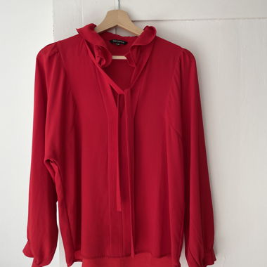 Rote Bluse zum Binden
