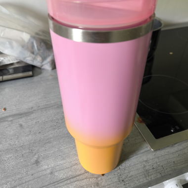 Gobelet à boire rose-jaune avec poignée