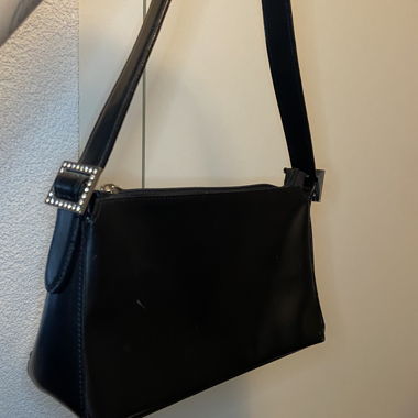 Schwarze Schultertasche mit Strass-Schnallen
