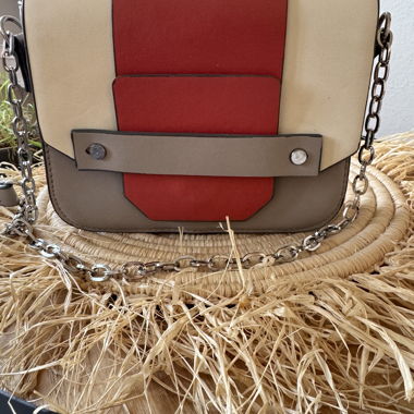 Sac à main avec bandoulière argentée 