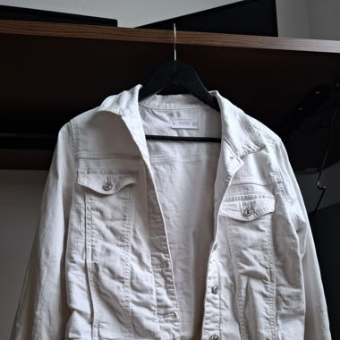weisse Jeansjacke