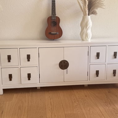 Weisse asiatische Holzkommode