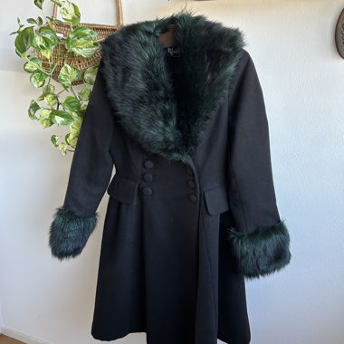 Cappotto Hell Bunny nero con collo in ecopelliccia
