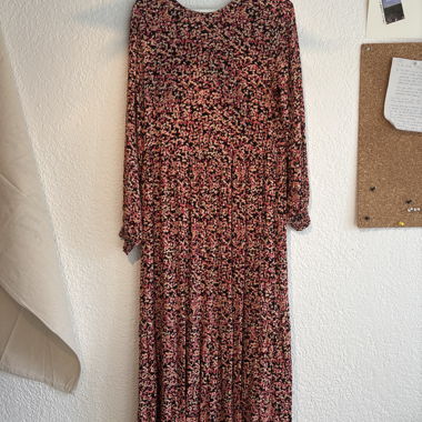 Robe midi florale fluide à manches longues