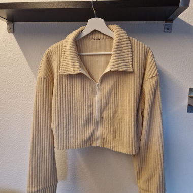 Cropped jacket with fleece look