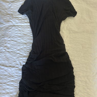 Robe noire manches courtes