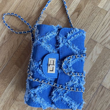 Borsa a tracolla in denim blu con catena