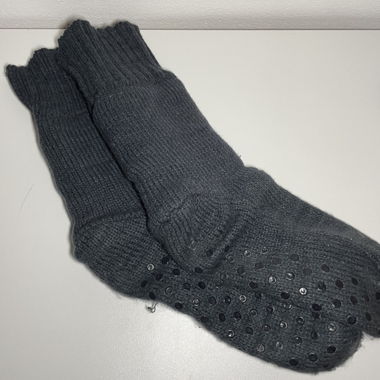 Hohe, dunkelgraue Kuschelsocken