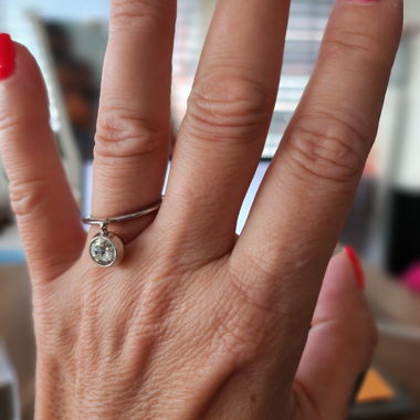 Bague Karen Millen avec pendentif transparent 