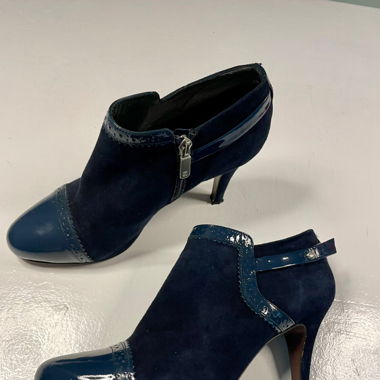 Wildleder Pumps mit Lackspitze