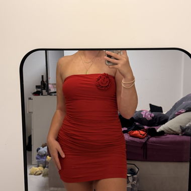 Rotes schulterfreies Kleid