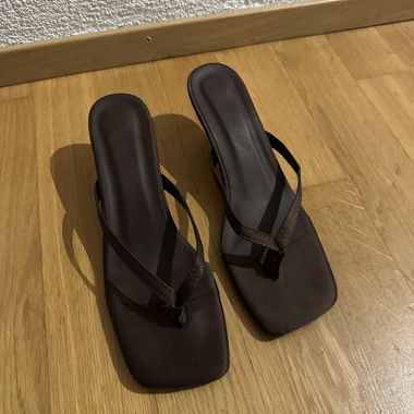 Modern dark brown flipflops-pumps