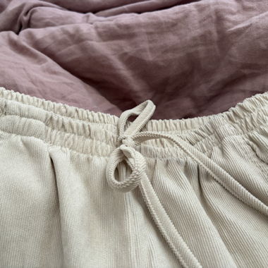 Beige Cordhose mit Kordelzug