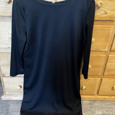 Schwarzes Kleid mit Reissverschluss hinten