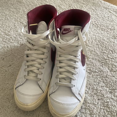 Baskets Nike blanches et bordeaux