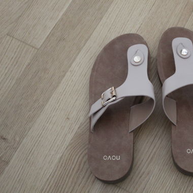 Beige flip flops 