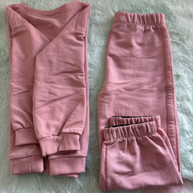 Ensemble sweat rose composé d'un pull et d'un pantalon