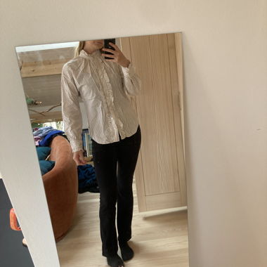 Camicia a righe BOSS con balze