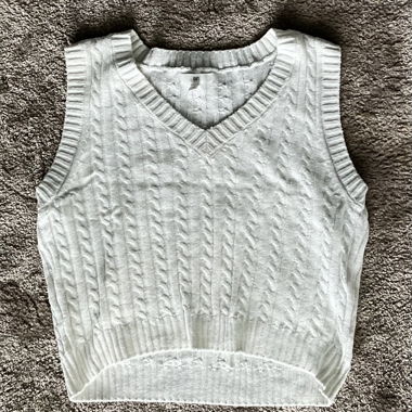 Knitted top with v-neck 
