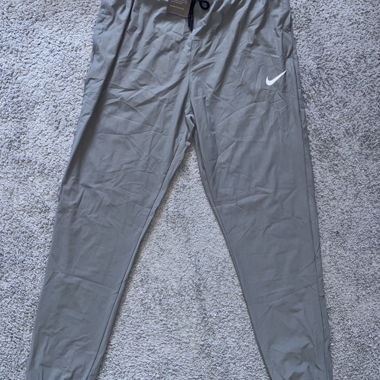 Ensemble de sport gris fonce Nike Breathe