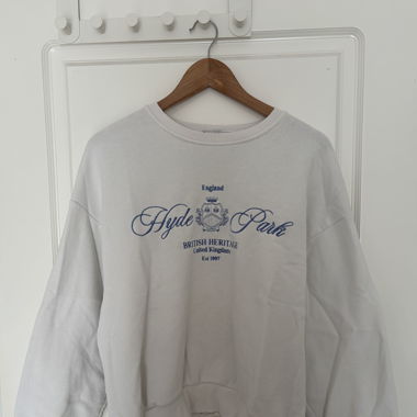 Pull blanc stradivarius avec écritures bleues 