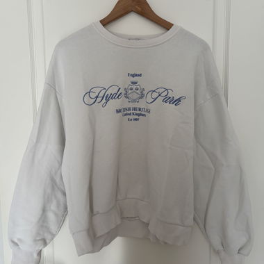 Pull blanc stradivarius avec écritures bleues 