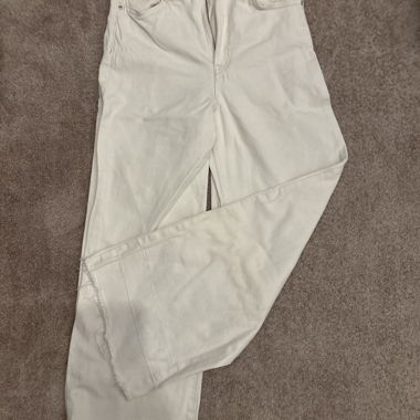 Weisse Jeans mit Raw-Hem