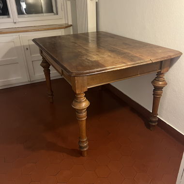 Antiker Holztisch im Biedermeier-Stil