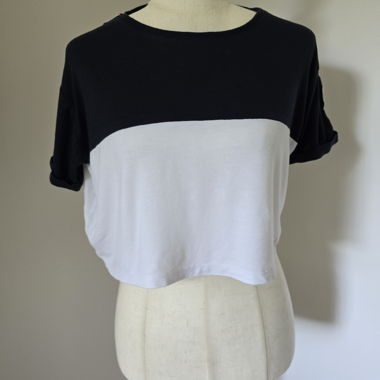 T-shirt cropped blu scuro e bianco