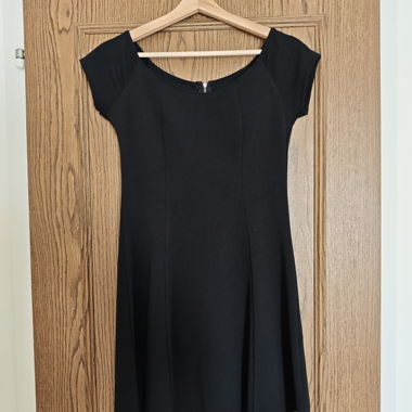 Black short-sleeve dress with zipper