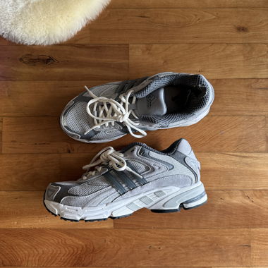 Graue adidas Sneakers
