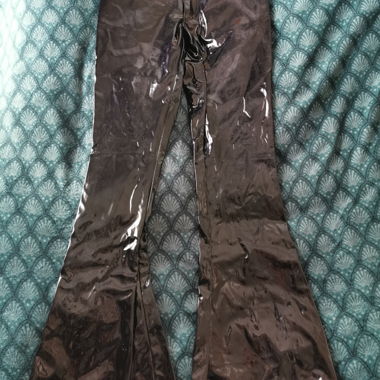 Pantaloni flare in vinile neri – taglia S